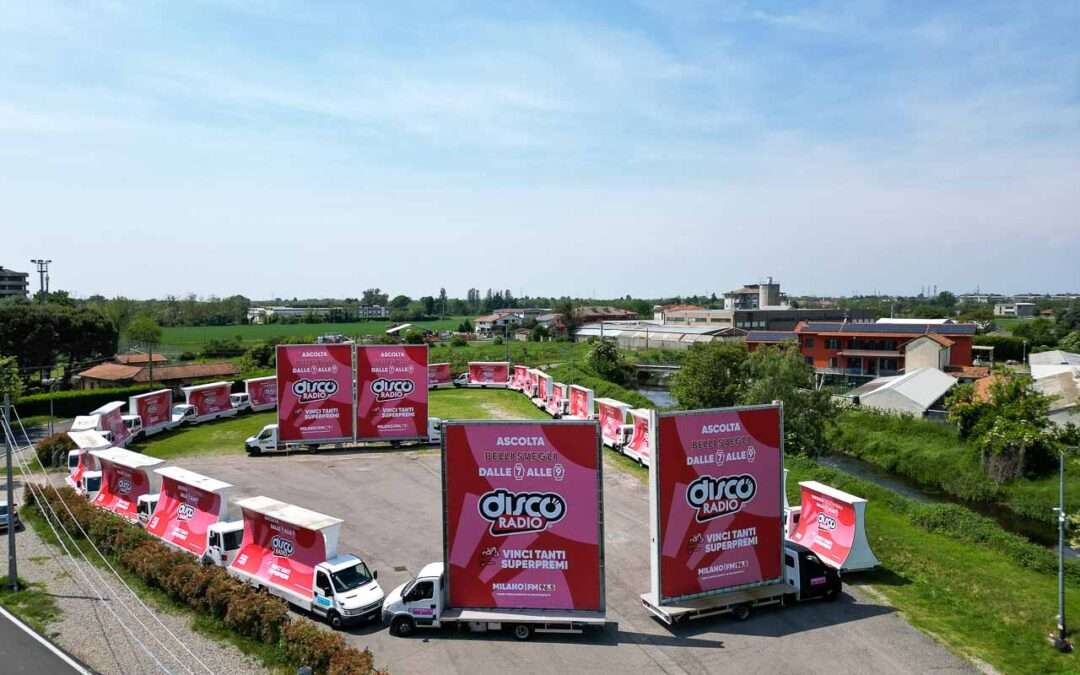Camion Vela 24 x Discoradio: on air la campagna outdoor in Lombardia e Piemontea promozione del programma Belli Svegli!